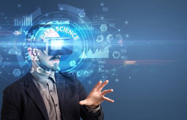 İş adamı VR gözlüklerinden bakıyor.