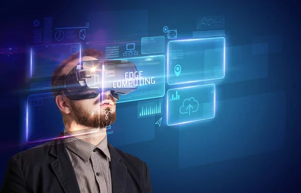 Uomo d'affari che guarda attraverso occhiali di realtà virtuale, concetto tecnologico — Foto Stock