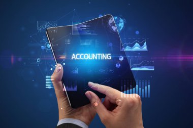 İş adamı katlanabilir bir akıllı telefon tutuyor, iş konsepti