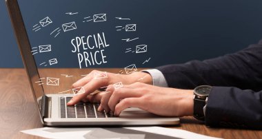 Dizüstü bilgisayar ve e-ticaret konsepti üzerinde çalışan bir iş adamı