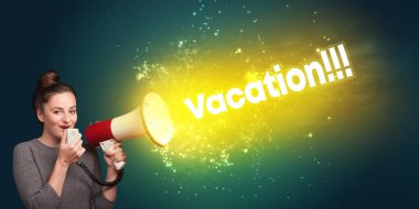 Genç bir kadın hoparlöre bağırıyor.