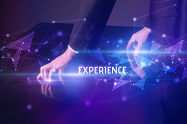 İş adamı dev ekrana dokunuyor