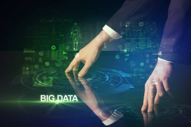 İş adamı büyük ekrana dokunuyor