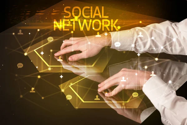 Navigeer door sociale netwerken met sociale iconen — Stockfoto