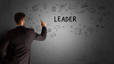 İş adamı yaratıcı bir fikir çiziyor.