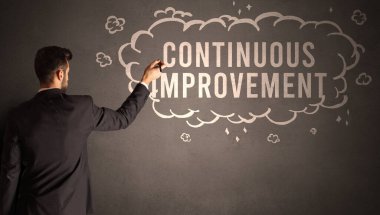 İşadamı yazılı bir bulut çiziyor.