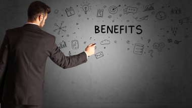 İş adamı yaratıcı bir fikir çiziyor.