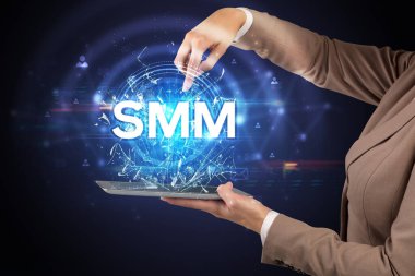 Kısaltmalı dokunmatik ekranın yakın plan görüntüsü.