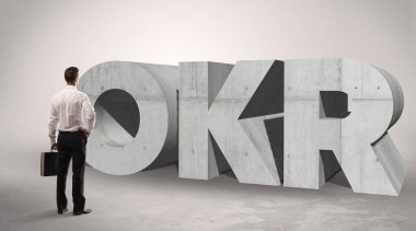 Önde duran bir işadamının arkadan görünüşü