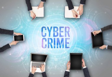 Bir dizüstü bilgisayarın önünde bir grup insan, güvenlik kavramı