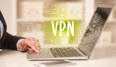 Eller yeni modern bilgisayarda çalışıyor.