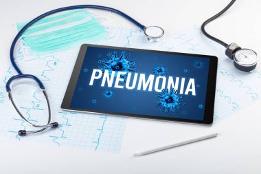 Beyaz yüzeyde tablet pc ve doktor araçları