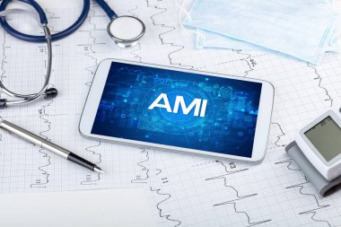 Tıbbi kısaltmalı bir tabletin yakın plan görüntüsü