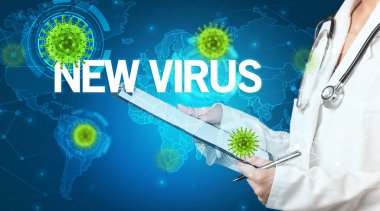 Doktor tıbbi kayıtları dolduruyor.