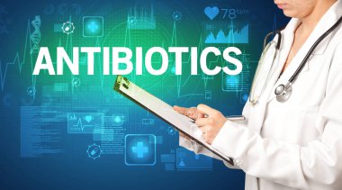 Genç doktor notlar yazıyor.