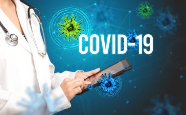 Doktor reçete yazıyor.