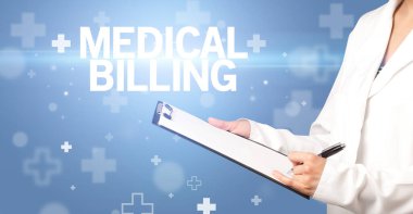 Doktor panoya notlar yazar.