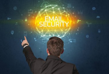 Bir iş adamının arka görünüşü, online güvenlik kavramı