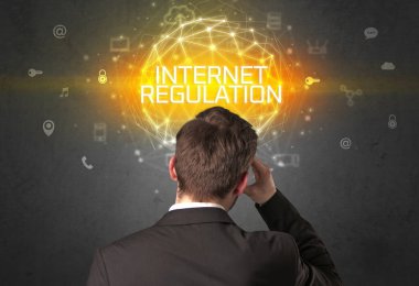 Bir iş adamının arka görünüşü, online güvenlik kavramı