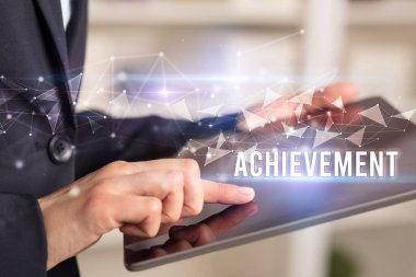 Tablet kullanarak elleri kapat