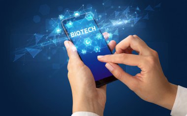 Teknoloji kavramına sahip akıllı telefon kullanımı