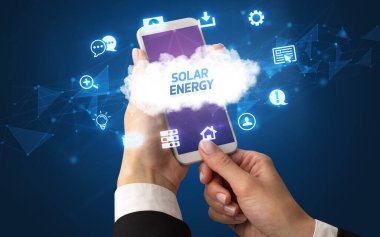 Bulut teknolojisi kavramına sahip akıllı telefon kullanımı