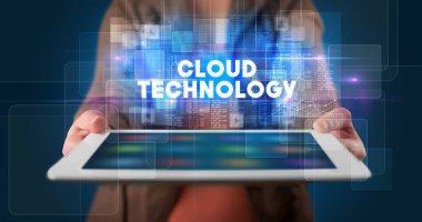 Tablet tutan kişi, teknoloji konsepti