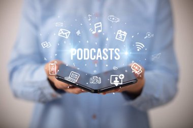 Katlanabilir akıllı telefonu olan bir iş adamı, sosyal medya kavramı