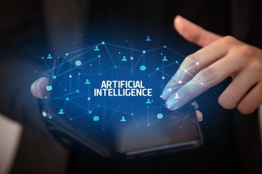 Katlanabilir akıllı telefonu olan bir iş adamı, yeni teknoloji konsepti
