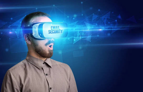 Biznesmen patrzący przez okulary wirtualnej rzeczywistości, koncepcja bezpieczeństwa wirtualnego — Zdjęcie stockowe