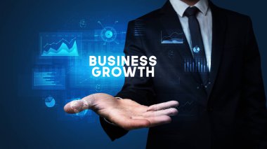 Motivasyon mesajı taşıyan iş adamının eli