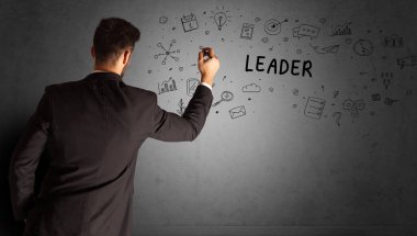 İş adamı yaratıcı bir fikir çiziyor.