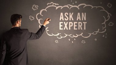 İşadamı yazılı bir bulut çiziyor.