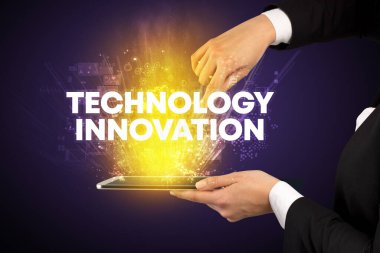 Yazılı dokunmatik ekranın yakın plan görüntüsü