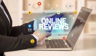 Dizüstü bilgisayar kullanan serbest bir kadın.