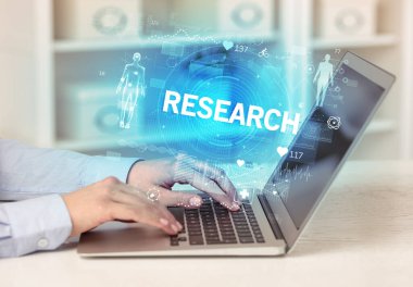 Doktor sağlık kontrolü yapıyor.