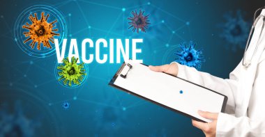 Doktor reçete yazıyor.