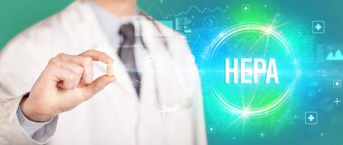 Sana ilaç veren bir doktorun yakın çekimi.