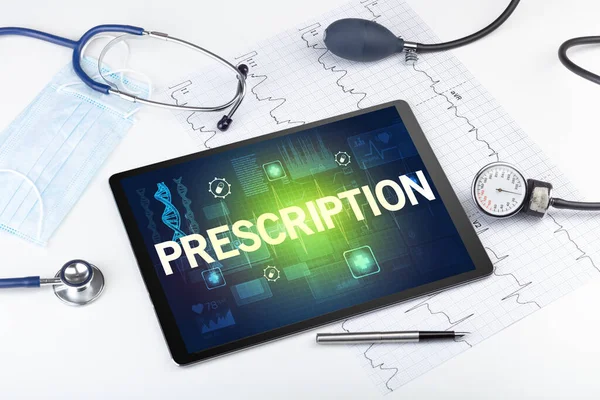 Tabletta pc és orvosi cucc — Stock Fotó