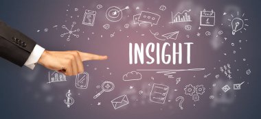 İşletme yazıtlarına işaret eden kırpılmış elin yakın çekimi