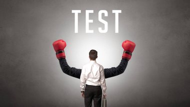 Üzerinde yazı olan bir iş adamının arka görünüşü