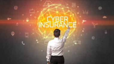 Bir iş adamının arka görünüşü, online güvenlik kavramı