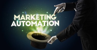 Sihirbaz sihir numarası yapıyor.