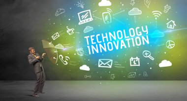 Şemsiyeyle savunma yapan iş adamı, modern teknoloji konsepti