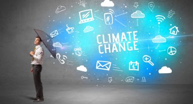 Şemsiyeyle savunma yapan iş adamı, modern teknoloji konsepti