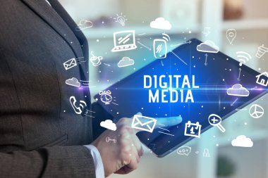 Sosyal Ağ Kullanan Bir Kişinin Yakın Çekimi