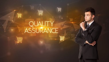 İş adamı alışverişi düşünüyor.