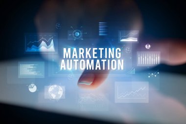 İş grafikleri ve simgeler konseptiyle tablete dokunmak