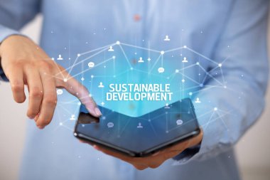 Katlanabilir akıllı telefonu olan bir iş adamı, yeni teknoloji konsepti