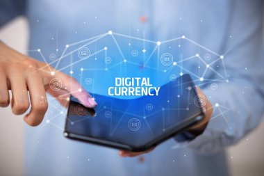 Katlanabilir akıllı telefonu olan bir iş adamı, yeni teknoloji konsepti